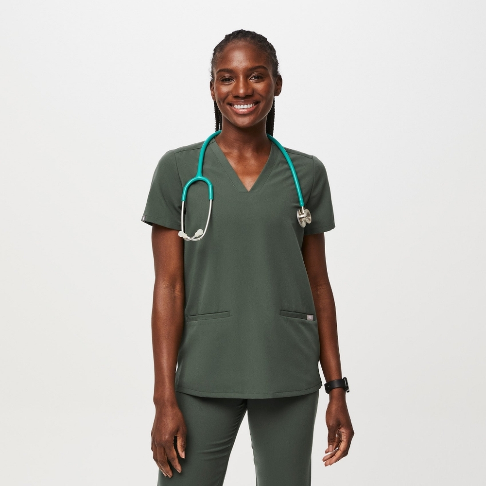 Figs Casma 3 Pocket Top In Color Moss